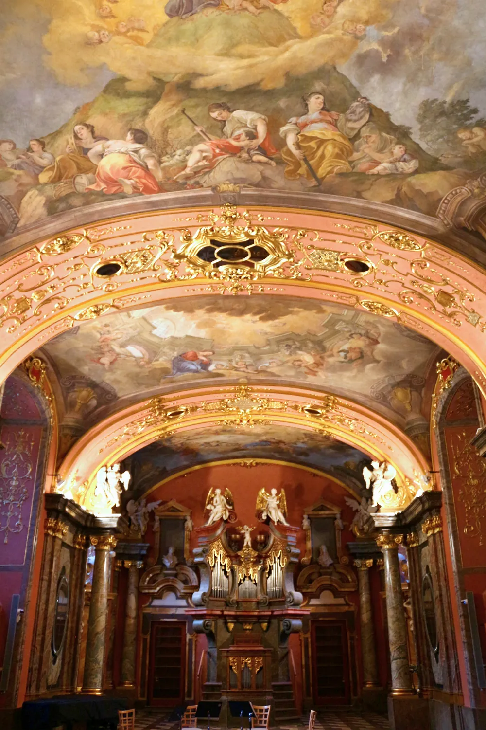 Affresco del soffitto dipinto e stucchi dorati sopra l'altare della Cappella degli Specchi, con angeli bianchi agli angoli